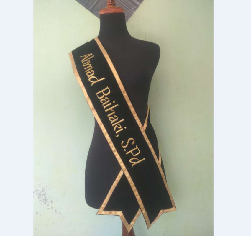 Promo Selempang Wisuda Bludru Hitam List Gold Murah / Selempang Nama Bordir / Kado Wisuda Unik di Seller Favorite Sash - Kab. Sleman, DI Yogyakarta | Blibli