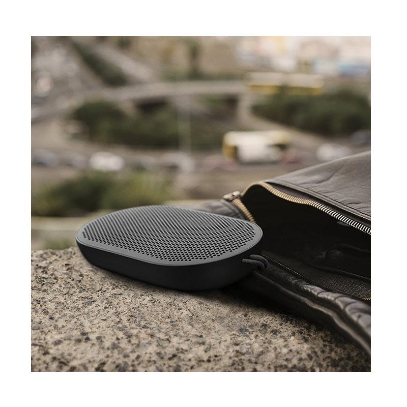Jual B O Play By Bang Olufsen Beoplay P2 Portable Bluetooth Speaker With Built In Microphone Black Online Februari 2021 Blibli