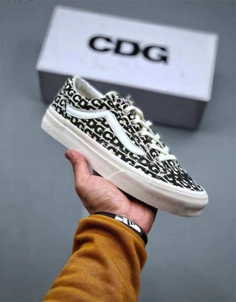 nike valiant junior trainers