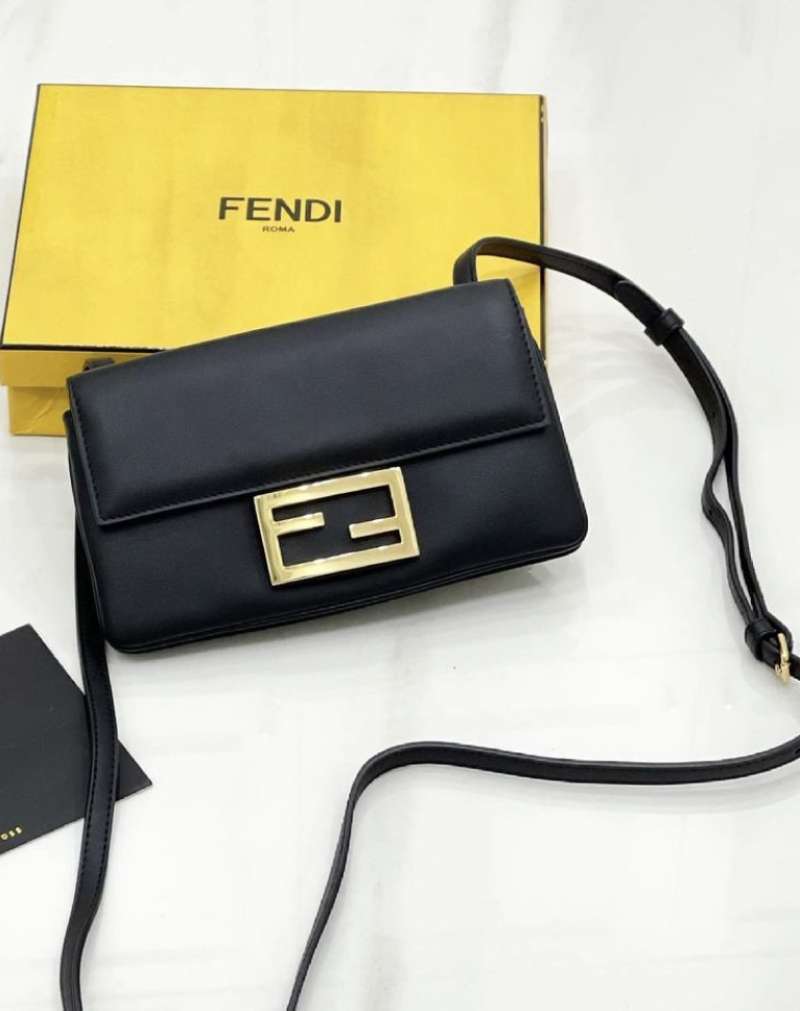 Fendi duo baguette best sale leather shoulder bag