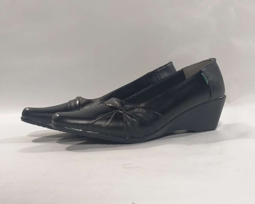 Jual Friends Sepatu Pantofel Wanita Kulit Sapi Asli Black Online Oktober 2020 Blibli Com