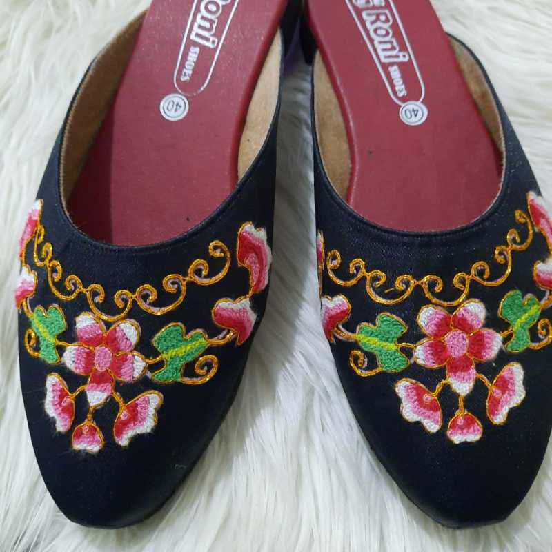 Jual Queen Shoes Sepatu Sendal Flats Shoes Sulaman Kepala Peniti Benang Emas Sendal Wanita Terbaru Elegan Fashioneble Tidak Licin Tahan Lama Online Oktober 2020 Blibli Com