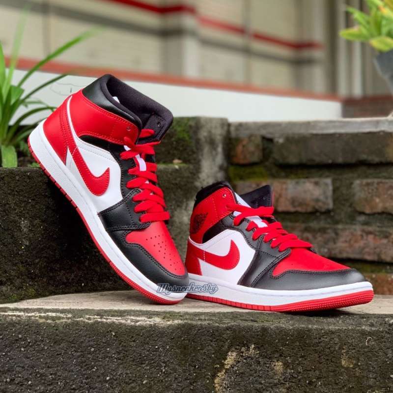 Nike Air Jordan 1 Mid Original Terbaru Maret 2024 Blibli