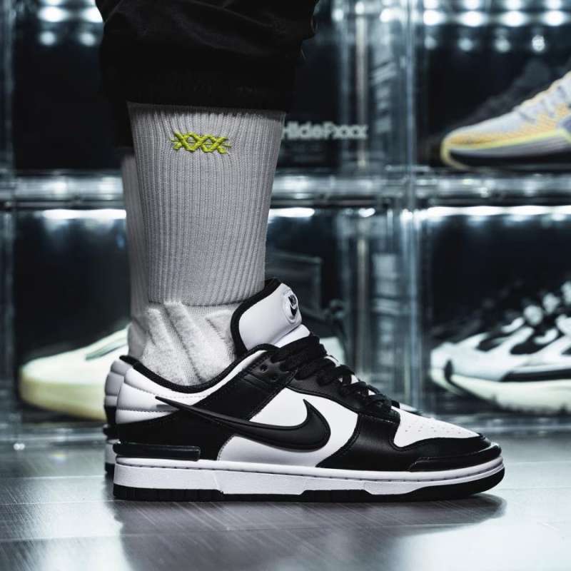dunk black white on feet