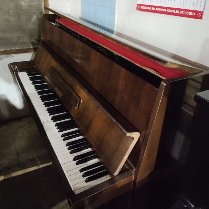 Harga piano deals petrof