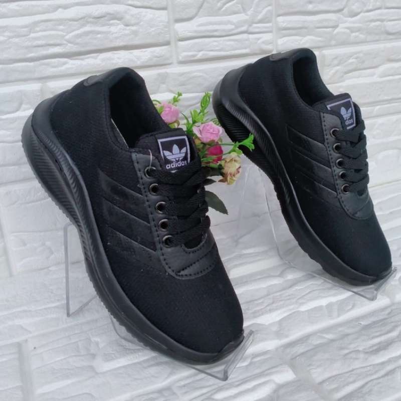 Foto sepatu adidas warna hitam shop polos