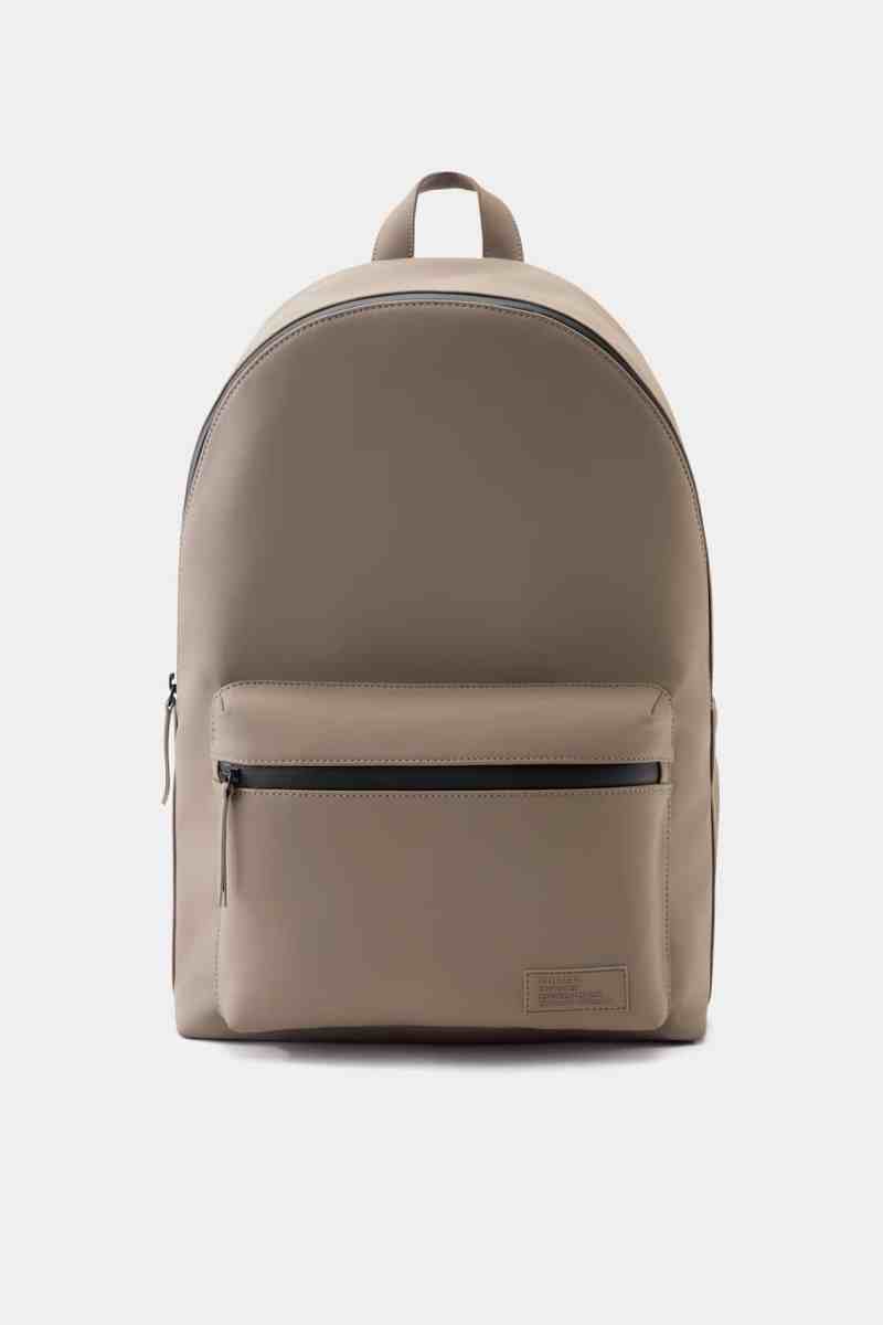 Pull and bear backpack man discount