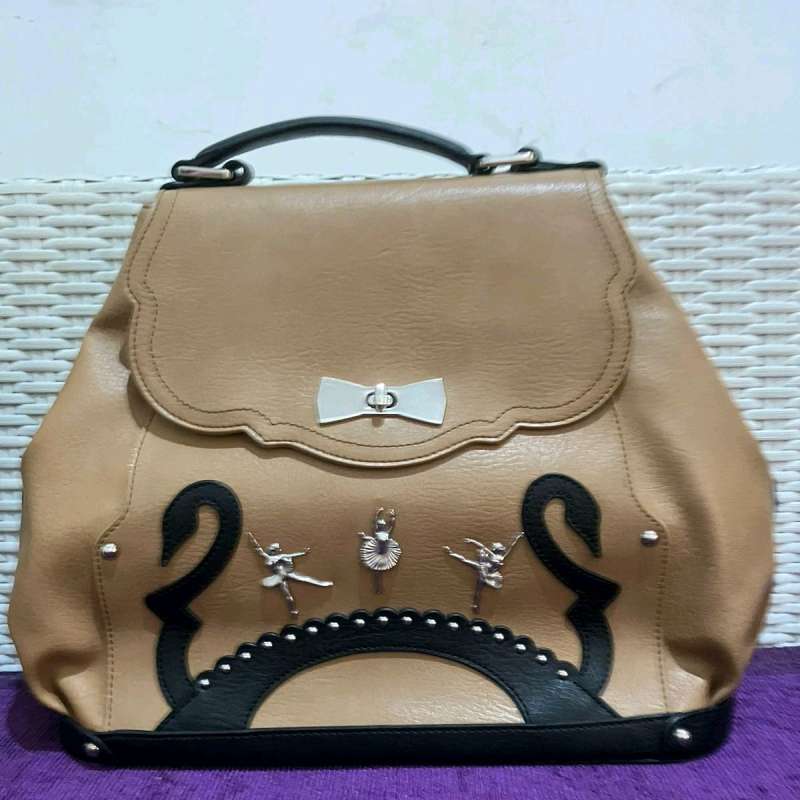 Jual lapalette cupcake sling bag di Seller Claire Thrift Shop