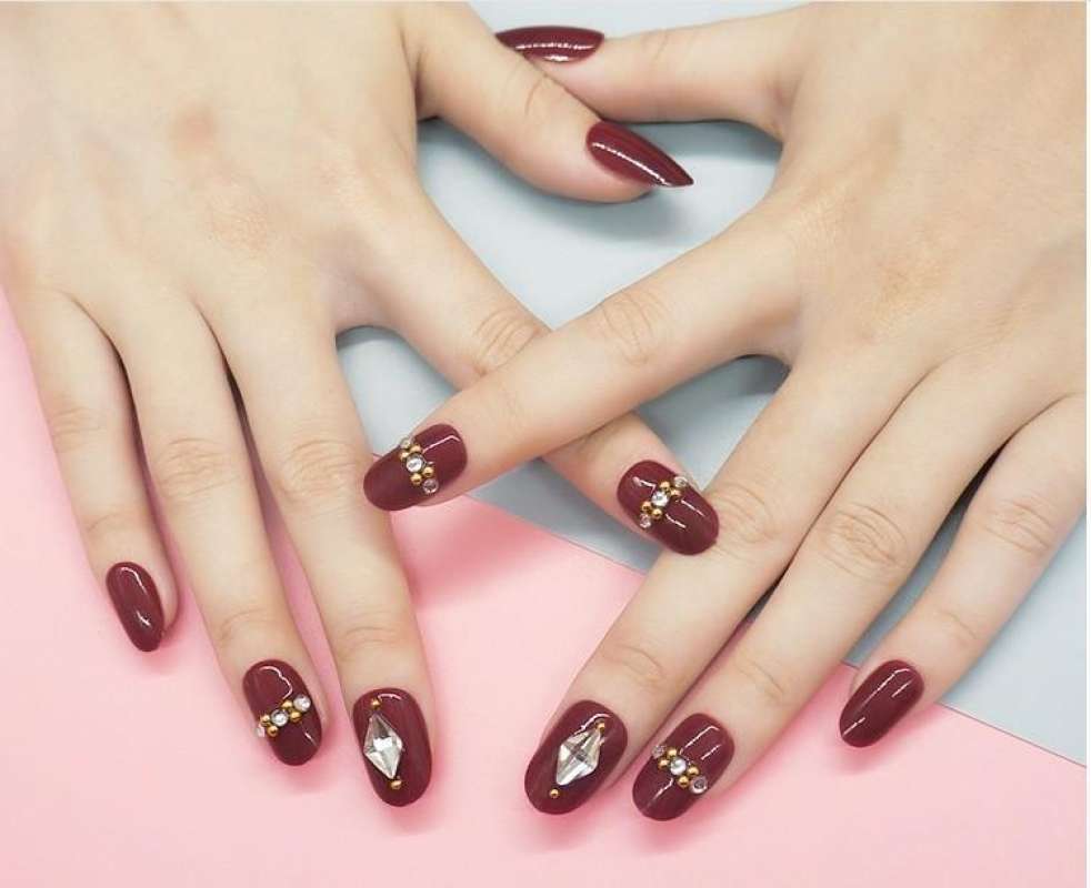 Elegant Maroon Mewah Nail Art