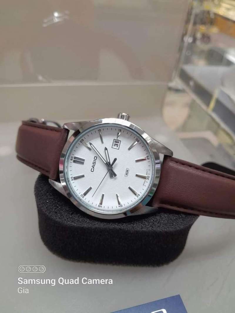 Casio MTP-VD03L-5A Reloj analógico de 3 manecillas con esfera blanca y correa de cuero marrón estándar para hombre