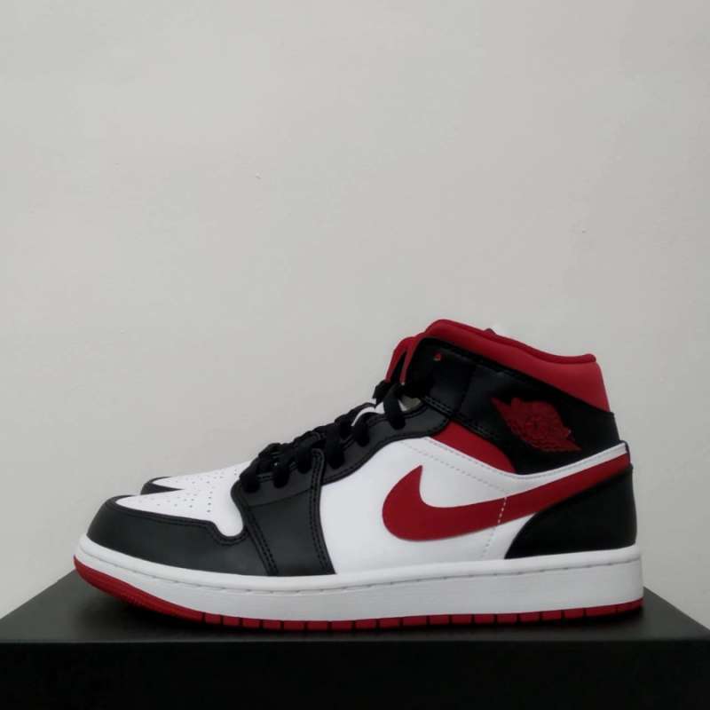 Jordans red and black and white clearance