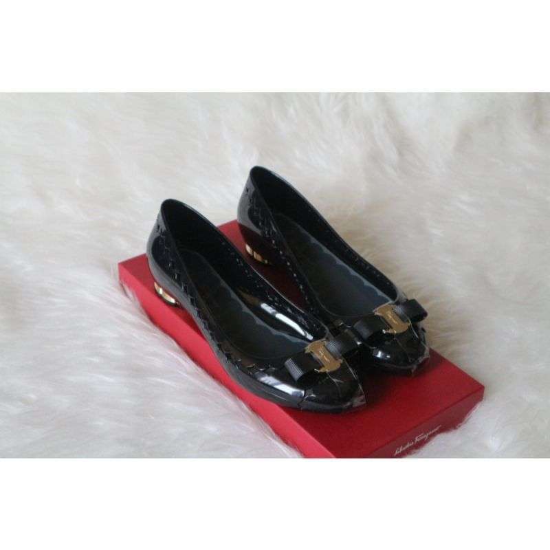 Sepatu jelly ferragamo store