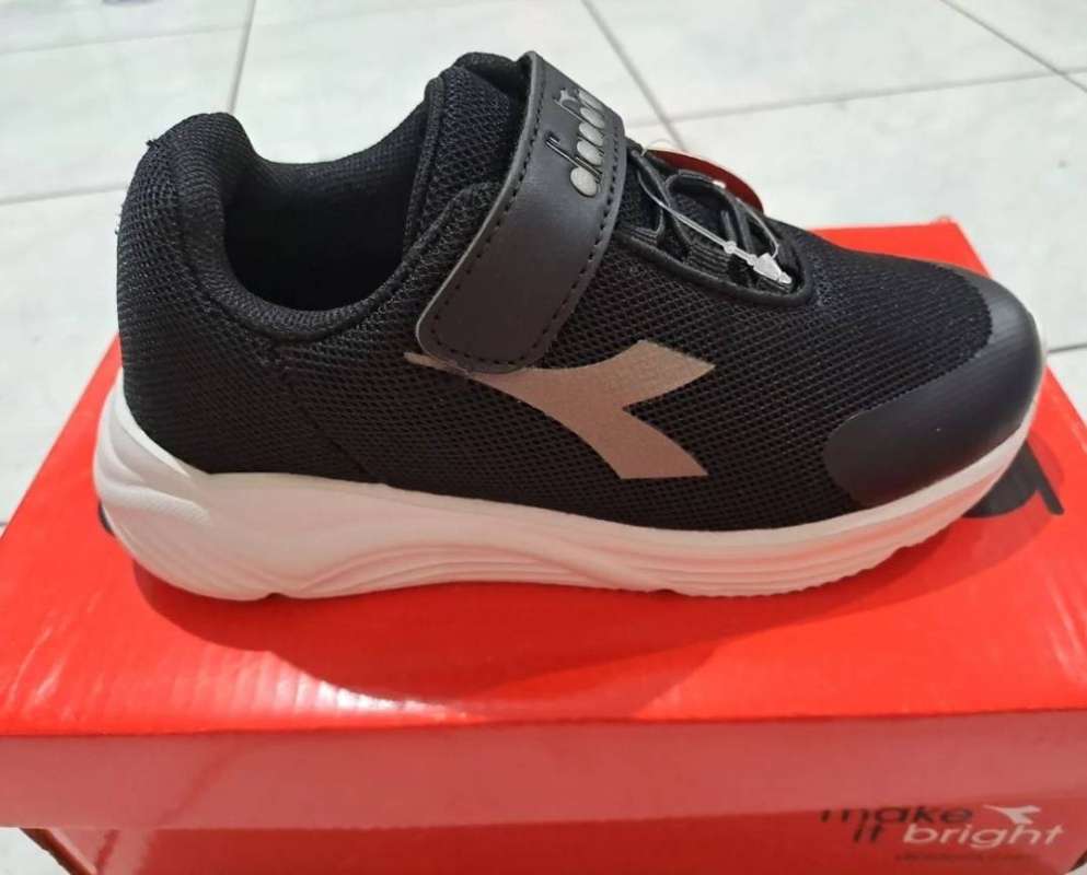 Sepatu diadora top