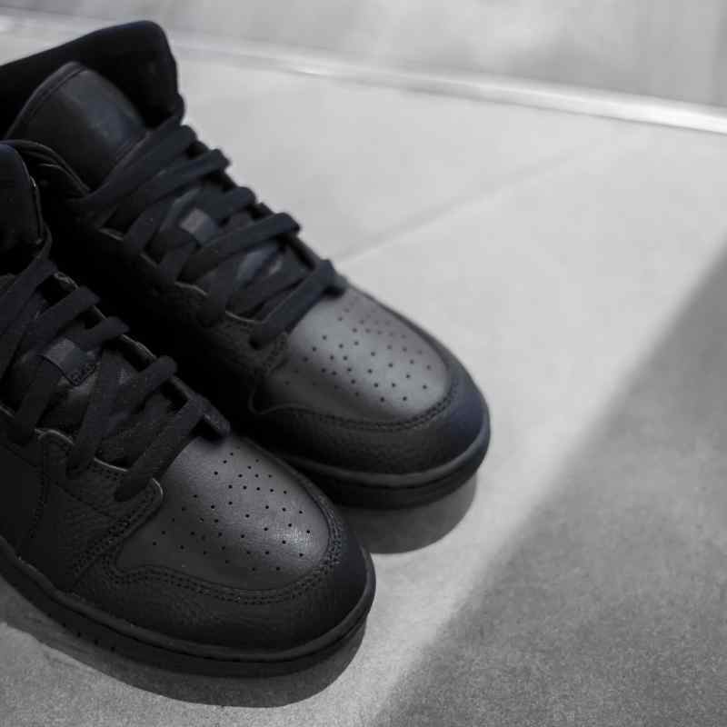 Jual Air Jordan 1 Mid Triple Black di Seller Boomboom.ID Sneakers