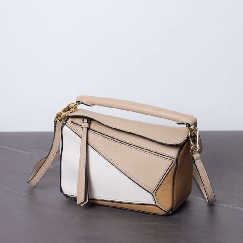 Jual Loewe Mini Puzzle Bag in Dusty Beige/Soft White di Seller Brandluxid -  Kedung Baruk, Kota Surabaya | Blibli