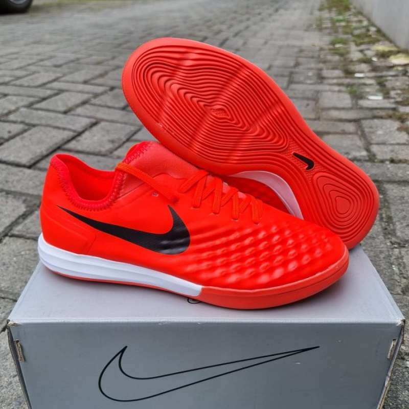 Sepatu futsal sales magistax