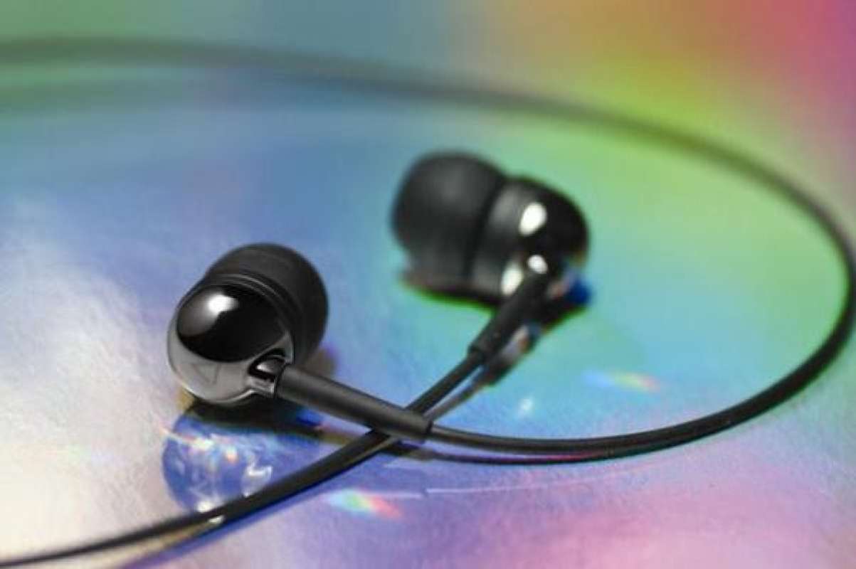 Creative EP 650 In Ear Noise Isolating Headphones Chrome