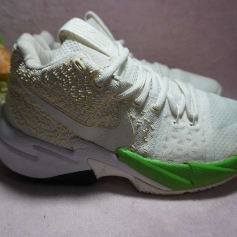 Kyrie 3 white top green