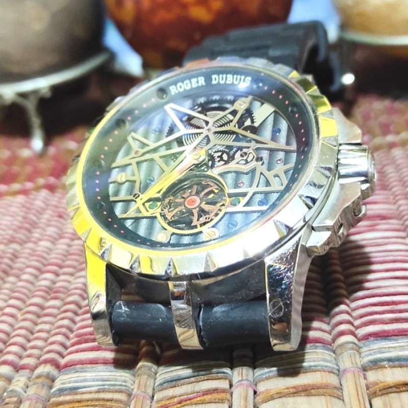 Harga jam hotsell roger dubuis original