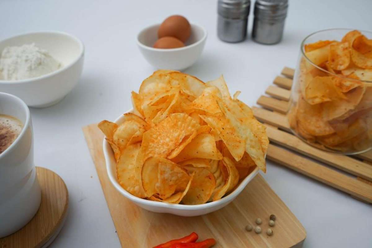 Keripik singkong pedas yang renyah dengan lapisan bumbu pedas menggugah selera, cocok untuk camilan santai