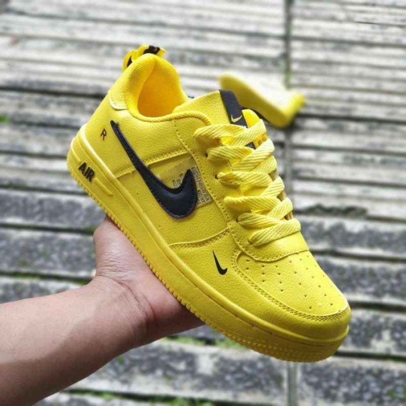 Jual SEPATU NIKE AIR FORCE 1 UTILITY COWOK 41 Kuning di Seller