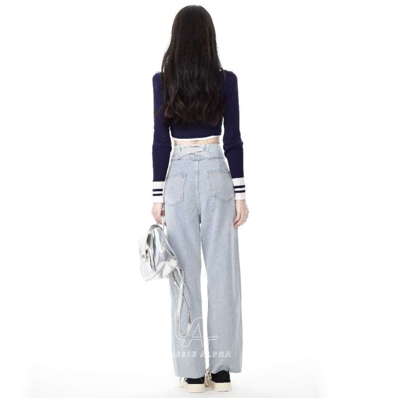 Er-xotin jinsiy aloqa qilishni taklif qiladi Tungi koylakdagi jingalak