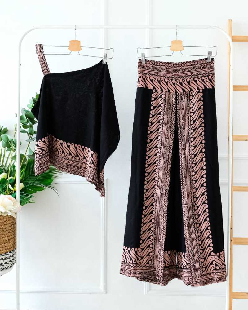 Eng katta qora xorozlar bilan porno Kaltaklar yosh talabalarning mushuklariga kolbasa tiqishadi