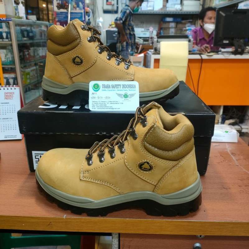 Harga safety shoes store bata