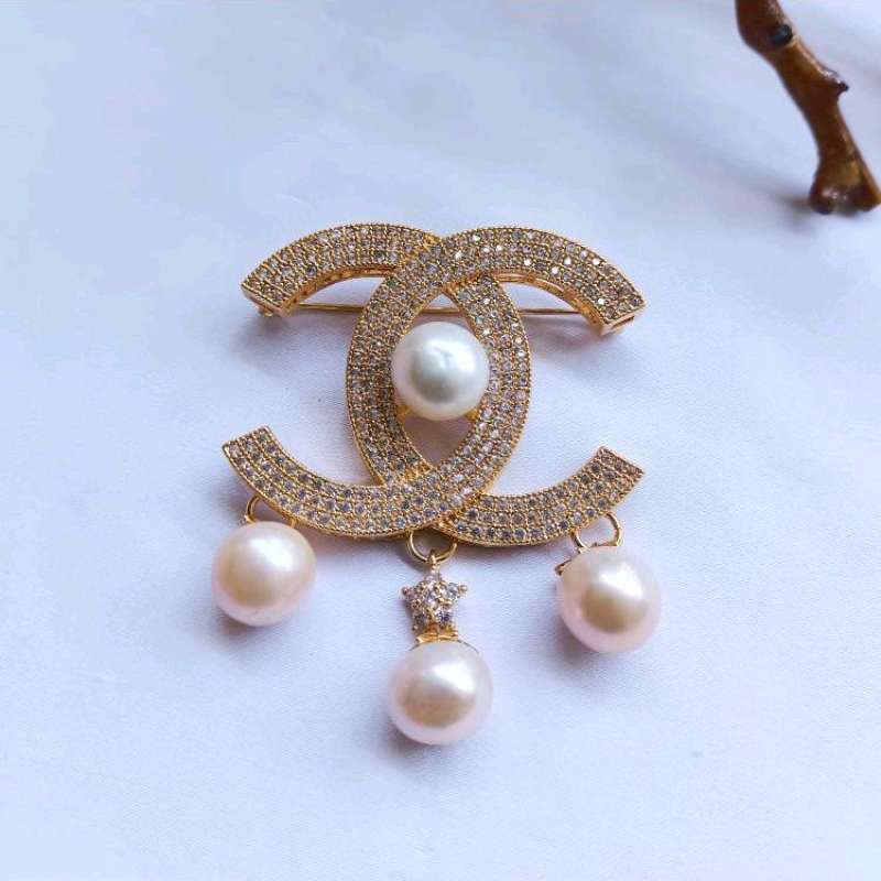 Harga brooch hotsell chanel original