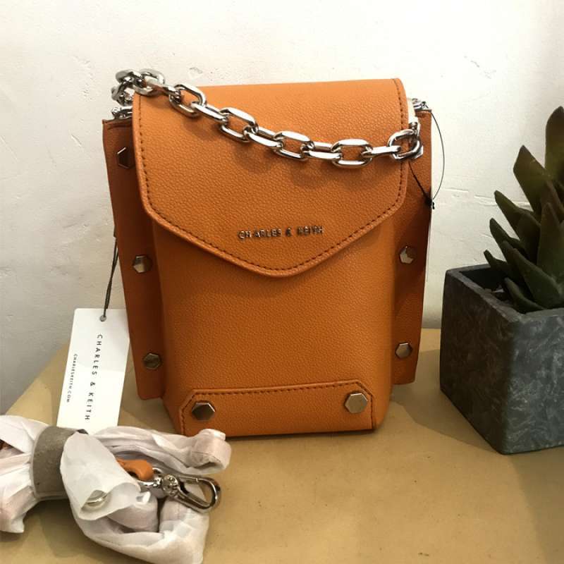 Harga tas charles and keith sling bag online