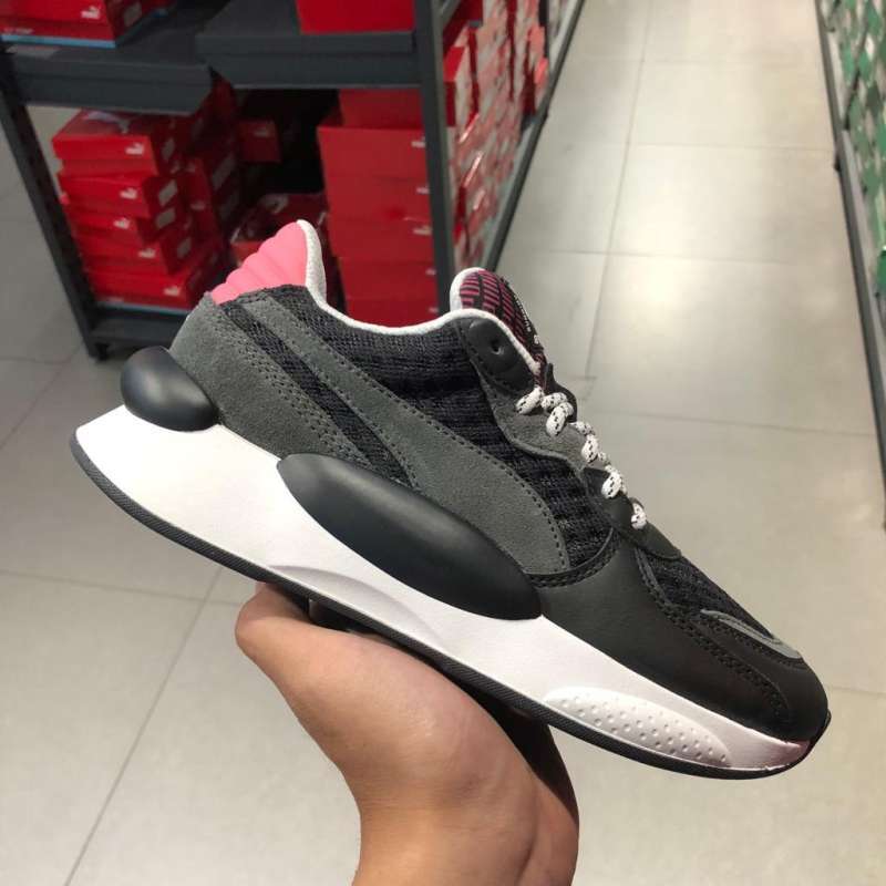 Sneakers paling deals mahal