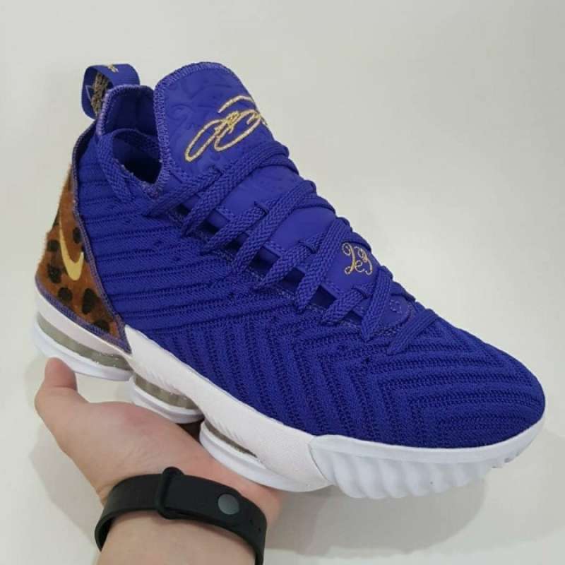 Sepatu basket on sale lebron james