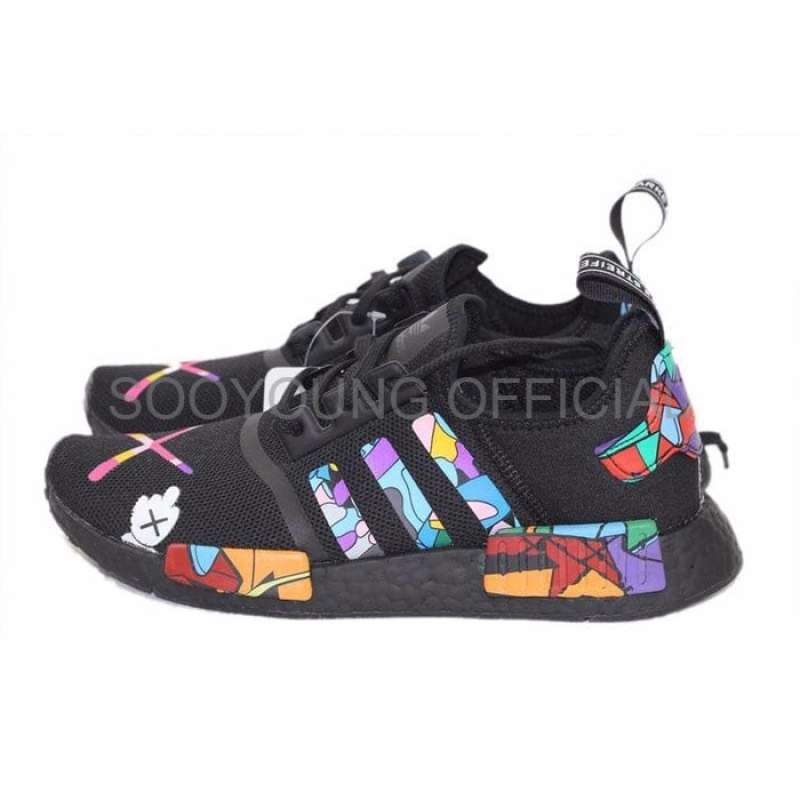 Jual Sneaker Keren Sepatu Basket Cowok Adidas NMD R1 x KAWS Black