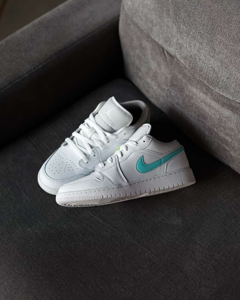 Jordan 1 shop low multicolor swoosh