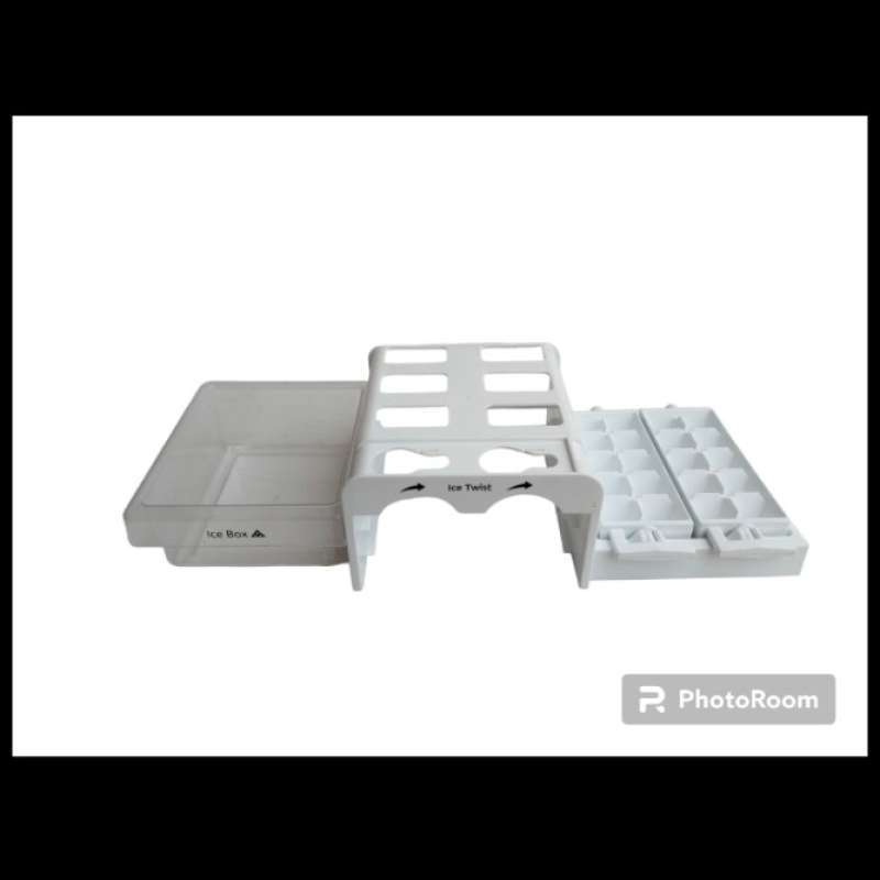 Twist outlet ice box