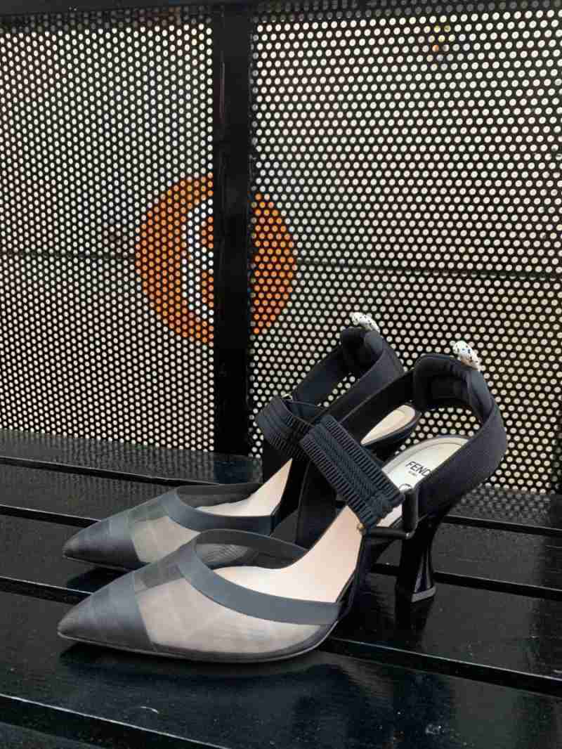 Sepatu sandal fendi store