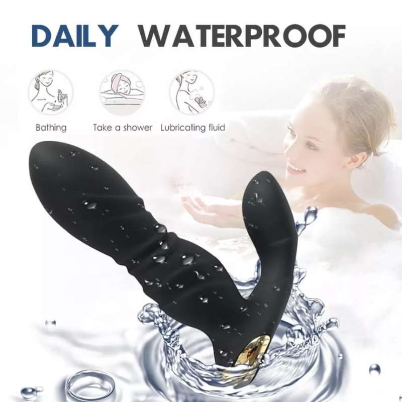 U koylagini kotardi va jinsiy aloqa qilish uchun uning orqasida joylashdi.