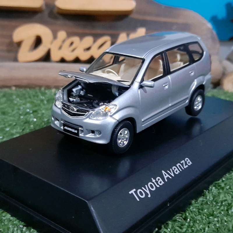 Diecast avanza lama discount