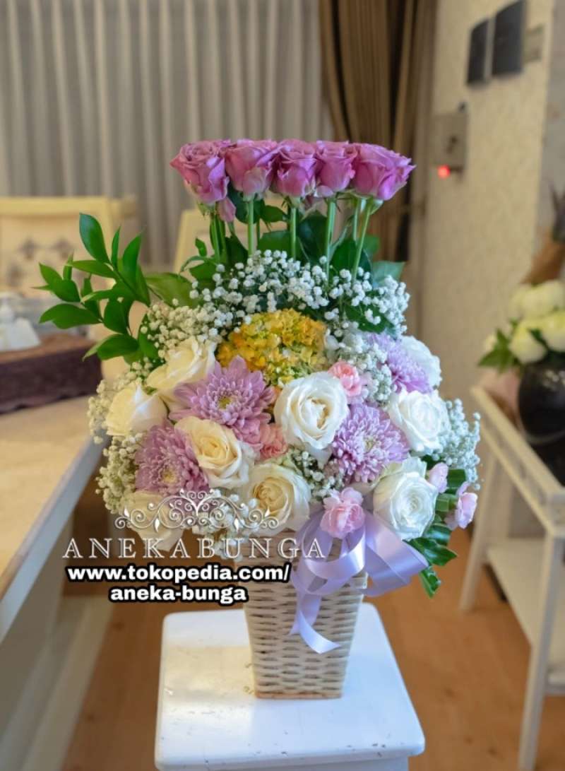 rangkaian bunga mawar ungu