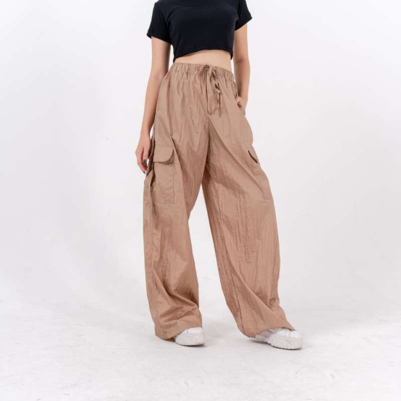 Külotsiz yalangoch ayol