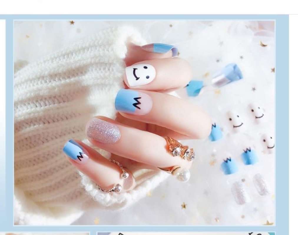 Nail Art Biru: Stylish Blue Design
