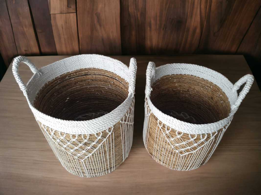 Keranjang set ( 2 ) berbahan anyaman pelepah pisang berbalut macrame  warnaputih natuiral