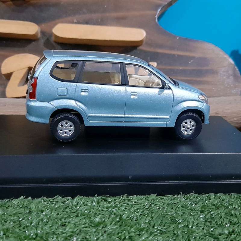 Diecast avanza lama 2025