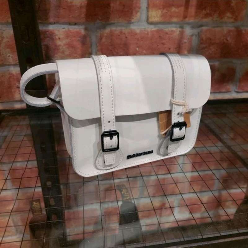 Dr martens tas sale deals