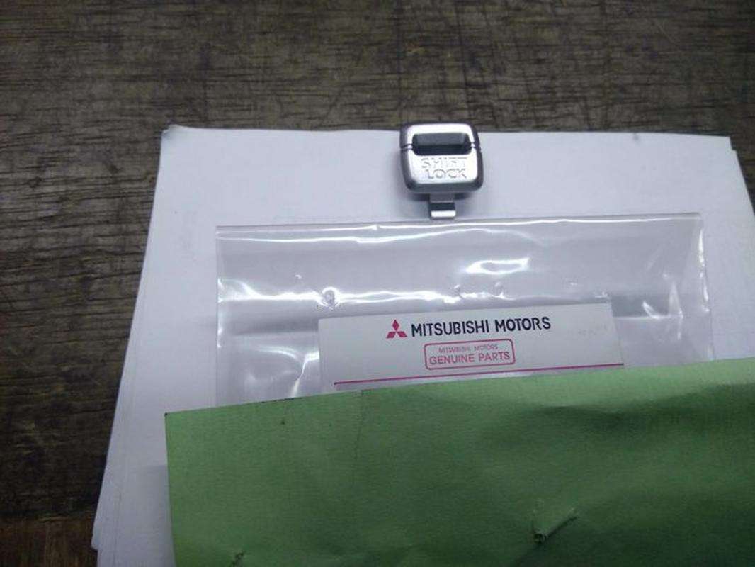 Jual plug floor console shift lock mitsubishi pajero sport di Seller
