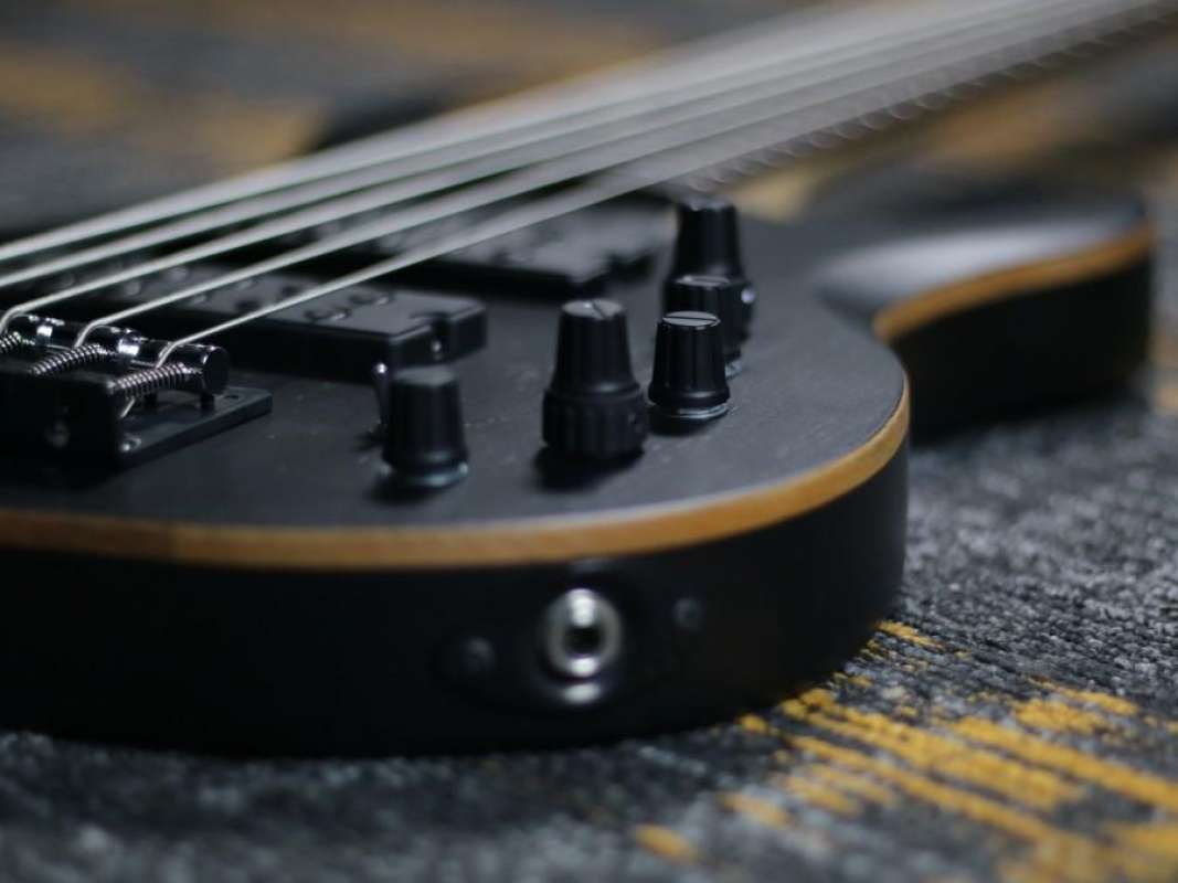 Jual Gitar Bass Elektrik Sire Marcus Miller M2 5 String Hitam Putih jual-gitar-bass-elektrik-sire-marcus-miller-m2-5-string-hitam-putih