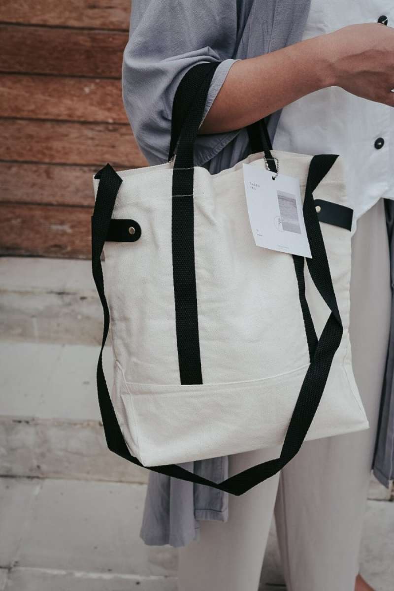 5 Rekomendasi Tote Bag Keren dan Muat Banyak Untuk Kerja, Sekolah, Atau