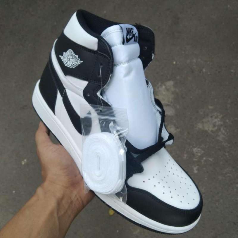 Jual Sepatu Air Jordan 1 Retro High Black White di Seller ADHEZTA SPORT
