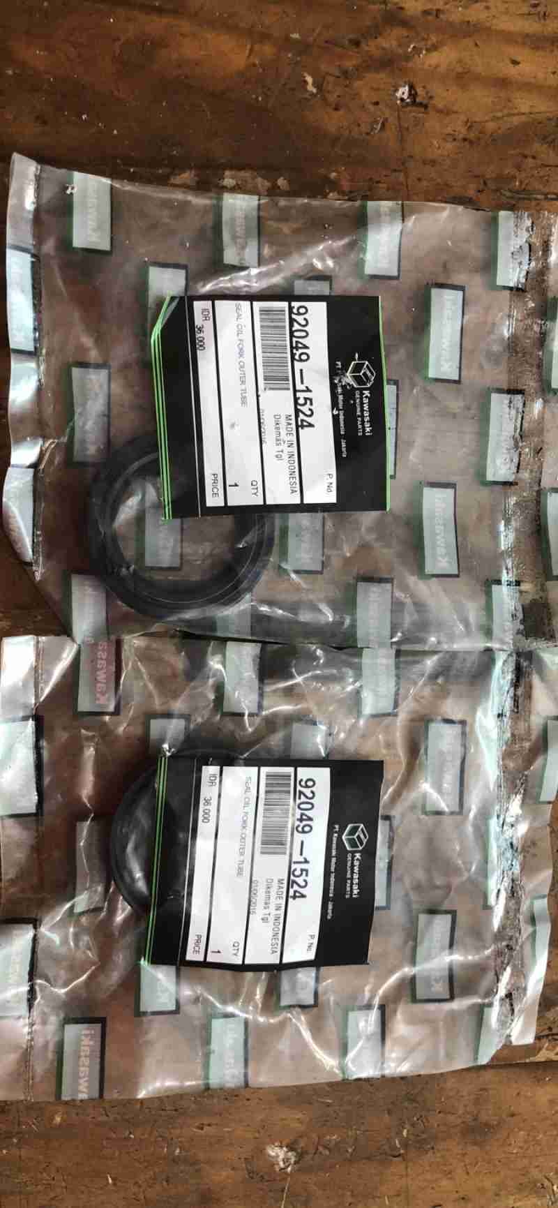Jual SEAL SIL SHOCK SOK DEPAN KAWASAKI D TRACKER / NINJA 250 ORIGINAL ISI 2 di Seller Harald