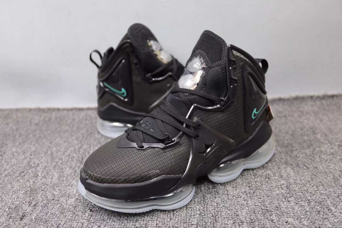 harga sepatu basket nike lebron james